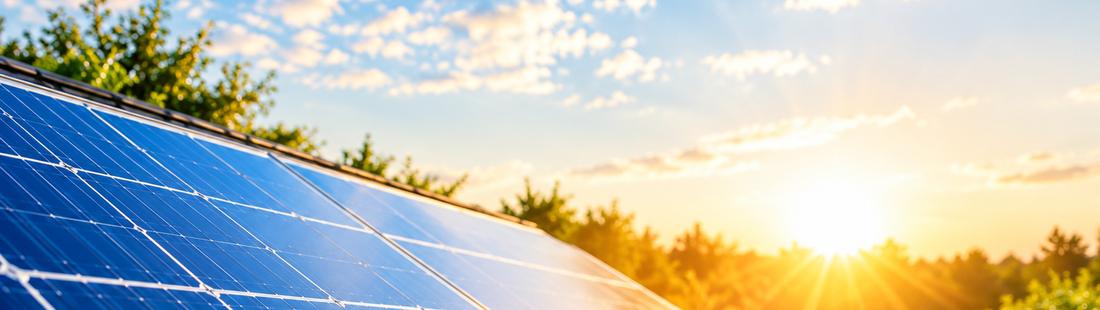 Panneaux photovoltaïques au lever du soleil