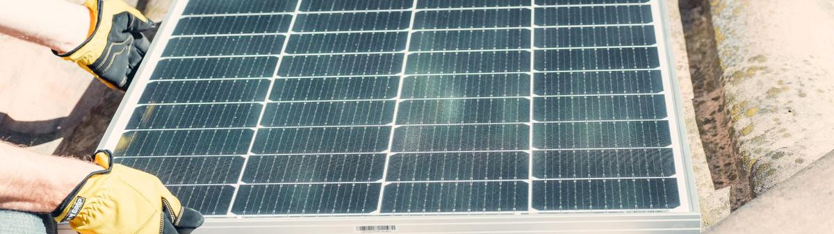 Pose d'un panneau photovoltaïque sur une toiture en tuiles